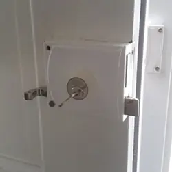 Oplegslot aan de binnenzijde van een deur